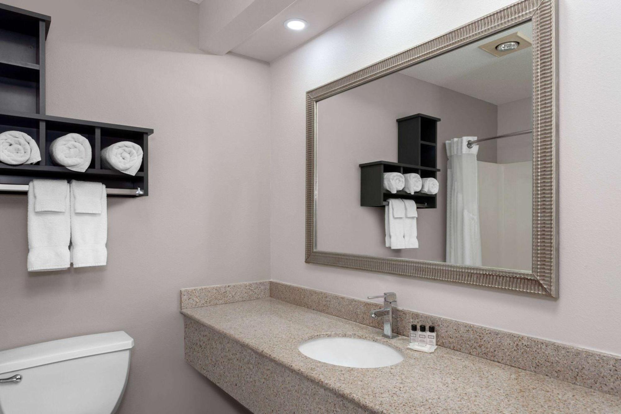 Links Bos Landen Hotel & Spa Of Pella, Trademark By Wyndham ภายนอก รูปภาพ